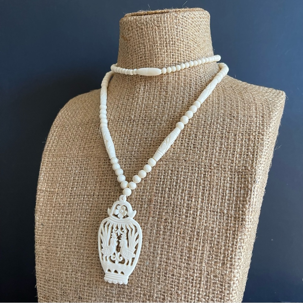 Elegant  Carved bone Pendant Bead Necklace. - Picture 3 of 8